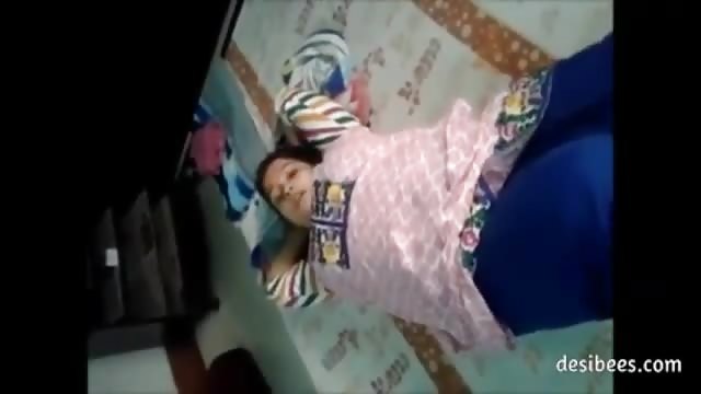 La giovane BBW fa una pompa con la gola