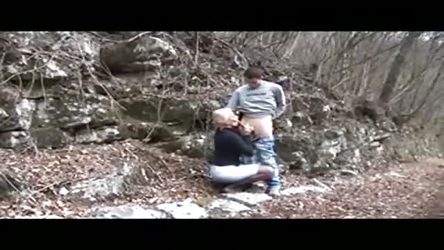 Italiana rimorchiata e scopata nel bosco